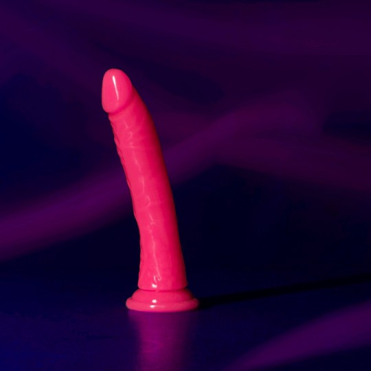 SLIM REALISTIC DILDO WITH SUCTION CUP - GLOW IN THE DARK - 8&#039; / 20 CM